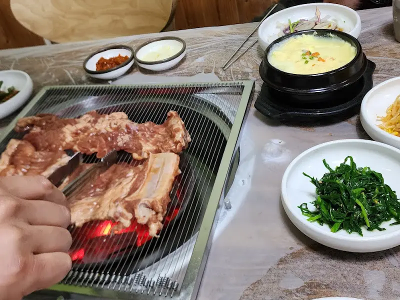 숯불 위에 구워지는 양념갈비