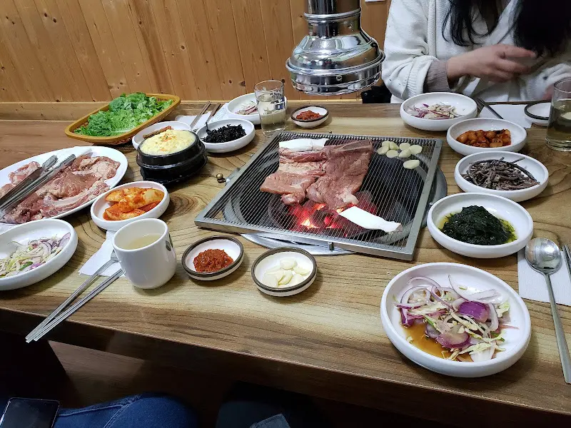 푸짐하게 차려진 한 상