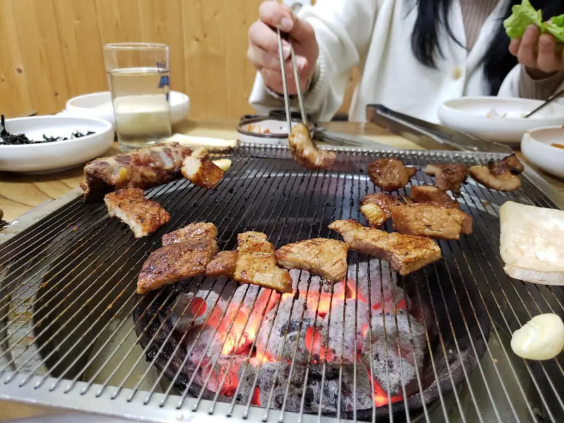 숯불에 구워지는 돼지갈비