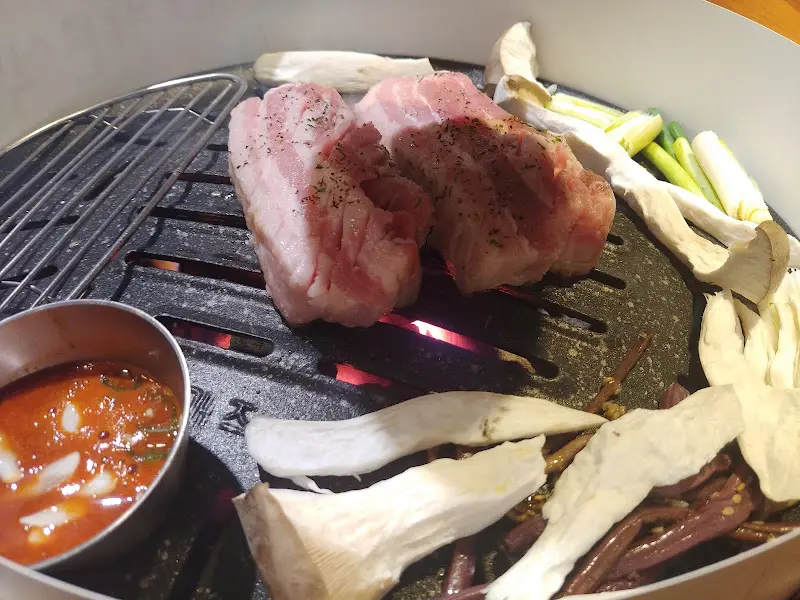 두툼한 숙성 삼겹살의 위엄