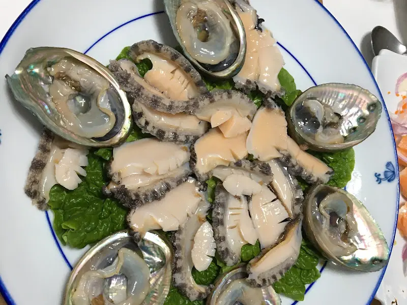 윤기가 흐르는 신선한 전복회