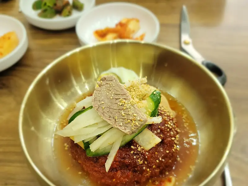 비빔냉면의 매콤한 자태