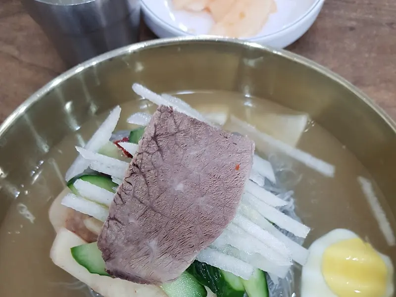 깔끔하게 비워낸 물냉면 그릇