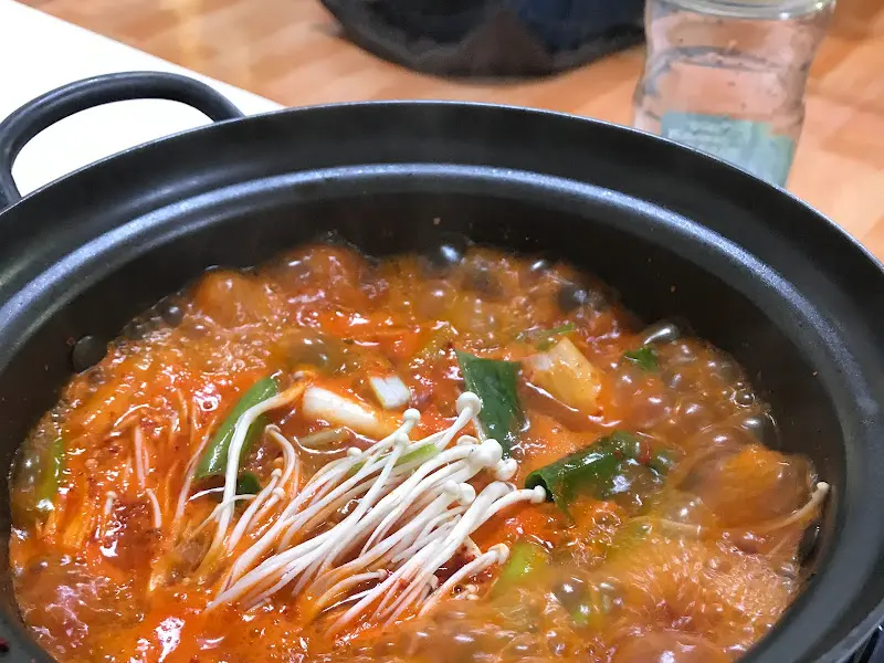 사태김치찌개 끓는 모습