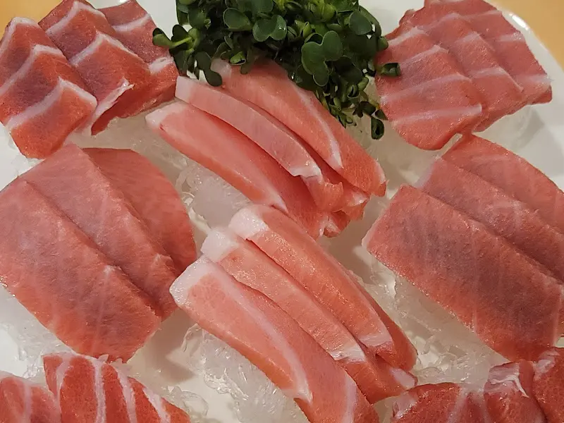 윤기가 흐르는 참치회