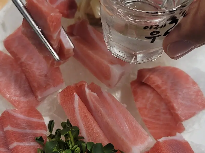 참치회와 소주 한 잔