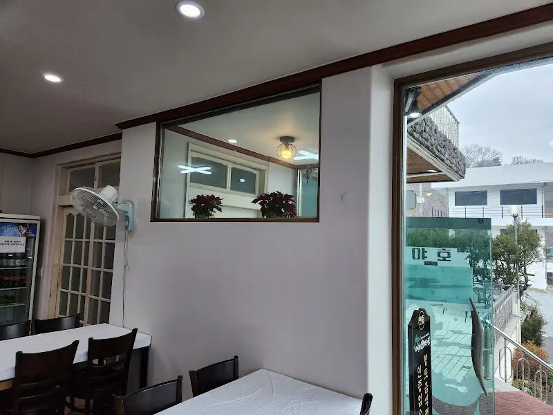 야호식당 내부 테이블과 창밖 풍경