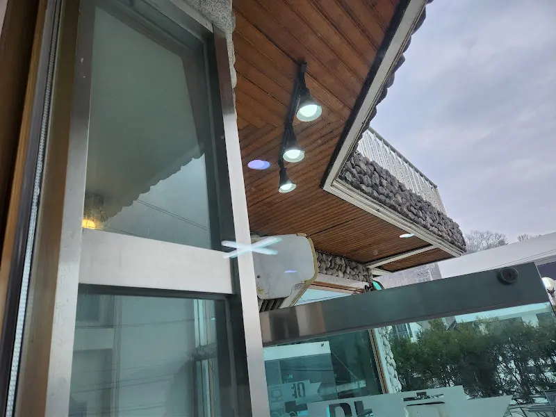 야호식당 외부와 처마 밑 조명