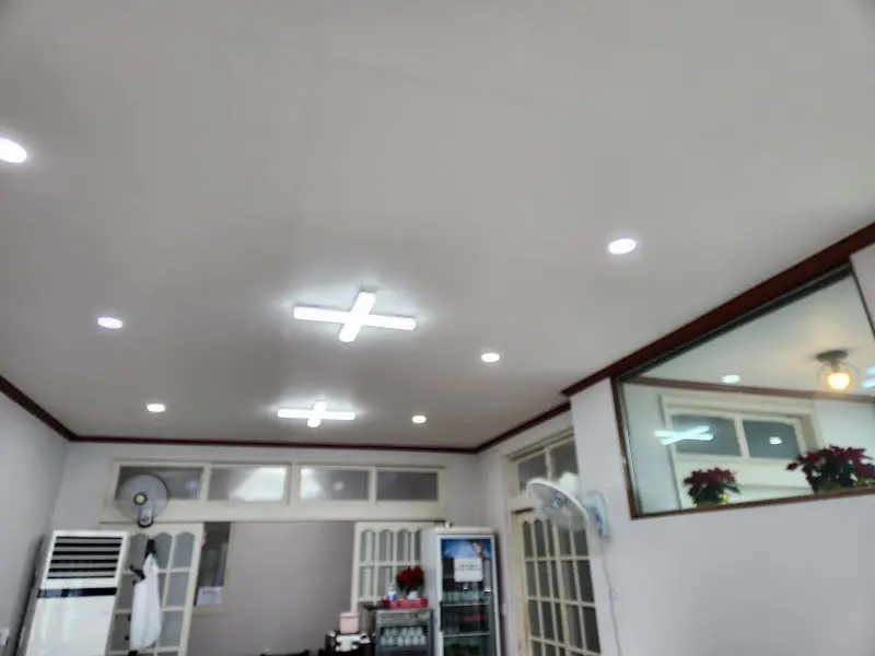 야호식당 내부 조명과 창문