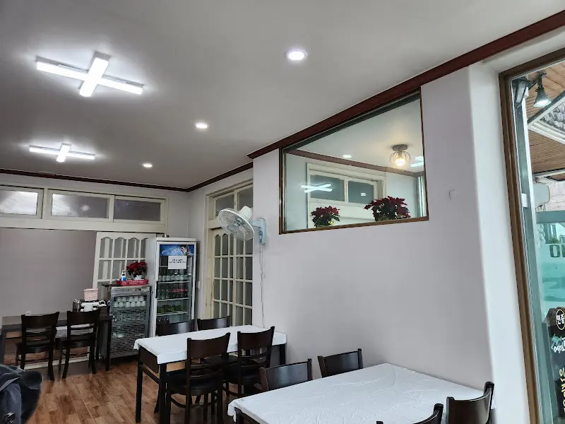 야호식당 내부 테이블과 창밖 풍경