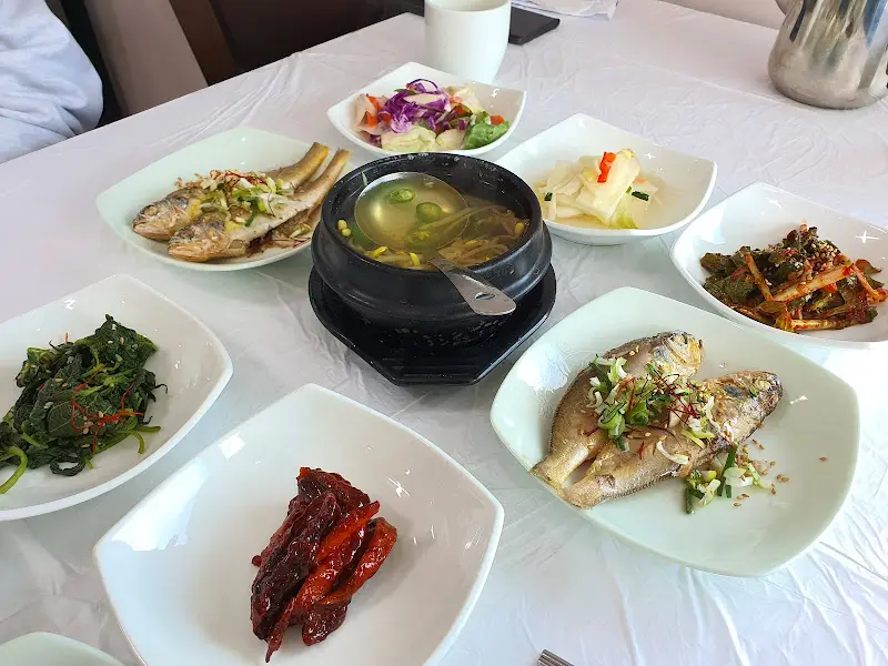 야호식당 밑반찬과 탕