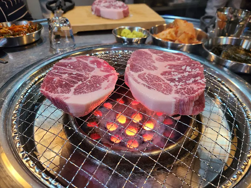 연탄불 위에 올려진 목살