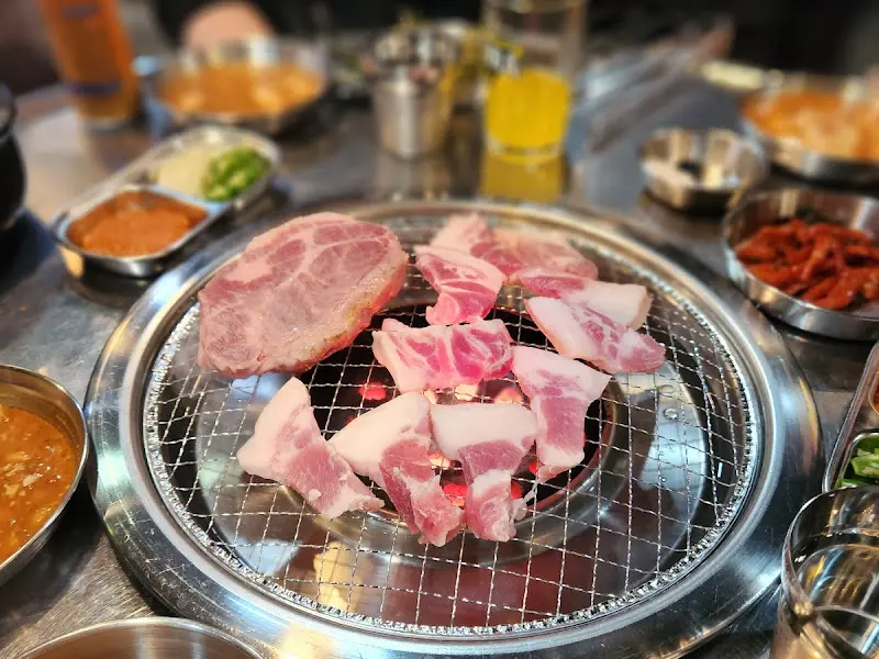 다 익은 목살과 각종 반찬