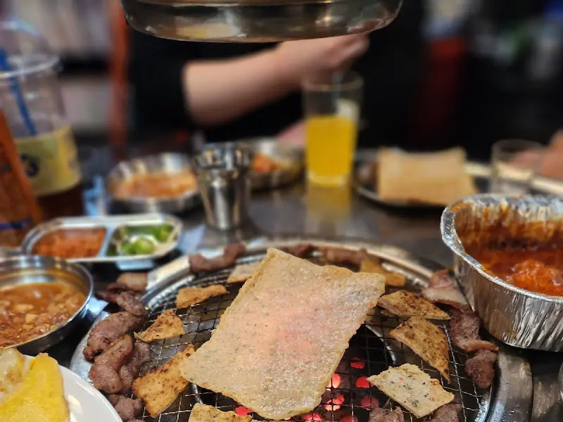 연탄불에 구워지는 돼지 껍데기