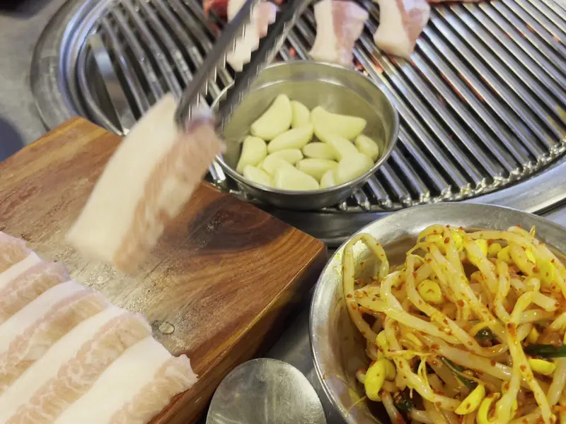 숯불 위에서 맛있게 익어가는 목살과 껍데기