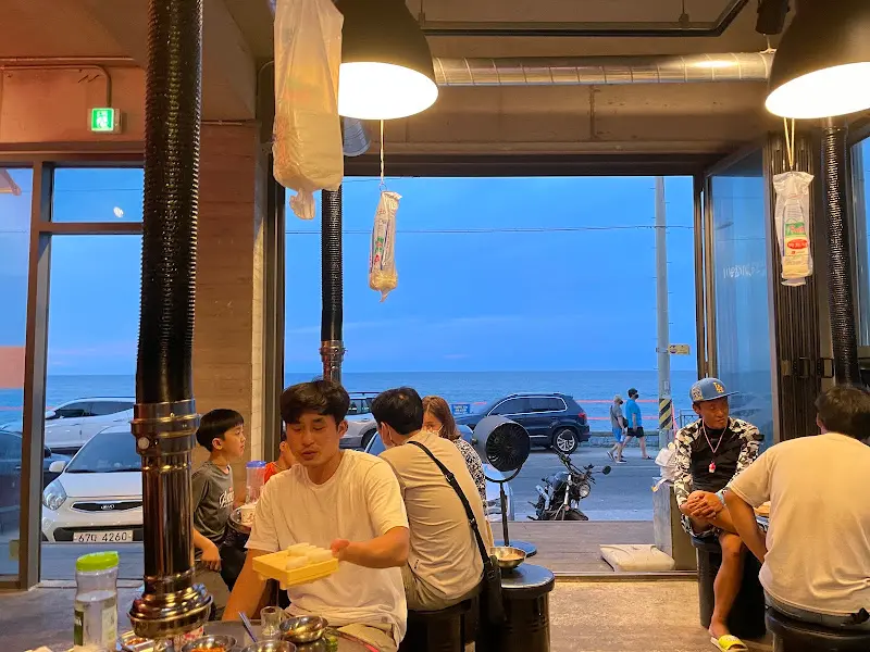 박가네숯불껍데기에서 식사하는 손님들의 모습