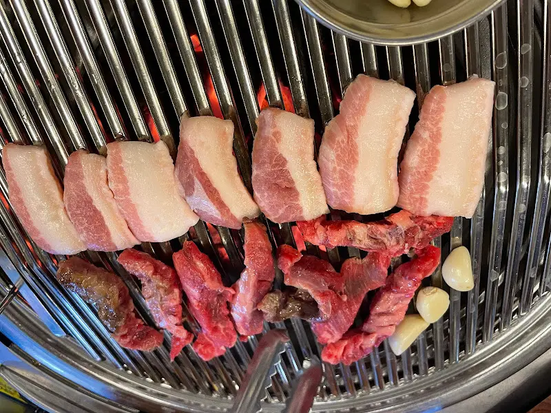 숯불 위에서 익어가는 고기