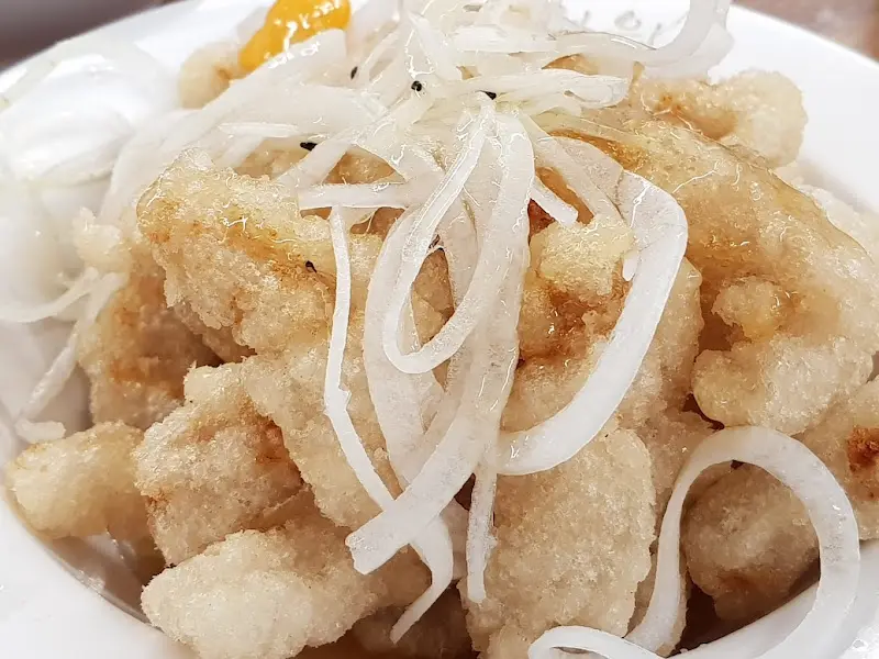 찹쌀 탕수육 위에 듬뿍 올려진 양파