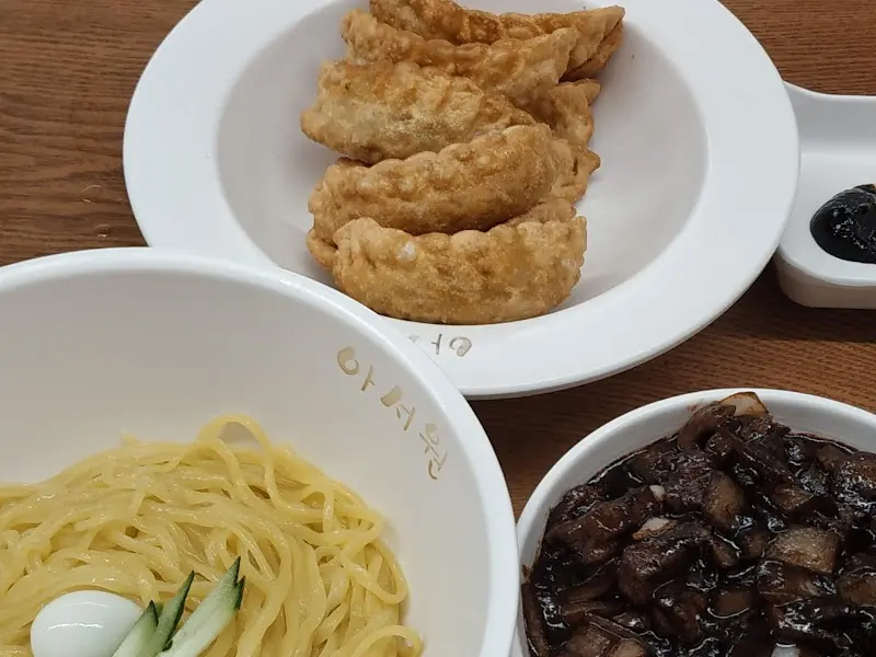 노릇노릇하게 구워진 군만두