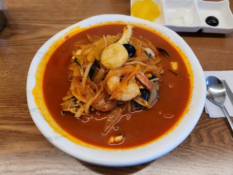 해물이 가득한 짬뽕의 비주얼