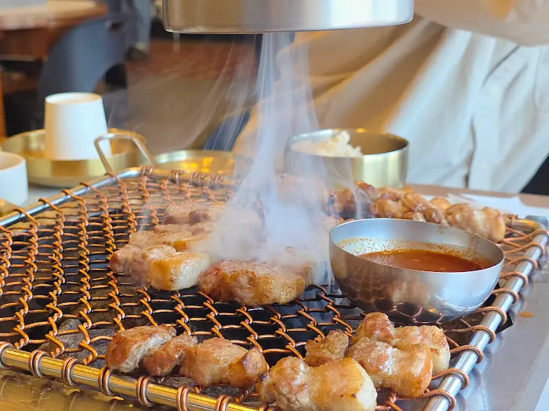 숯불 위에서 구워지는 흑돼지