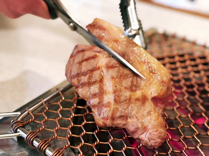 직원들이 직접 구워주는 흑돼지