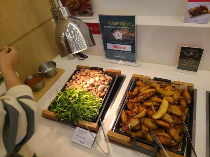 신선한 야채가 가득한 샐러드바