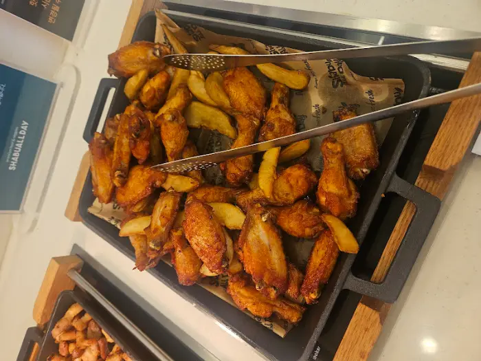 바삭하게 튀겨진 치킨과 감자튀김