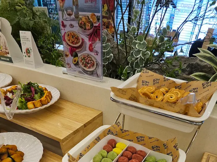 알록달록 예쁜 샐러드와 핑거푸드