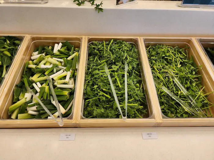 싱싱한 채소들이 다양하게 준비된 모습