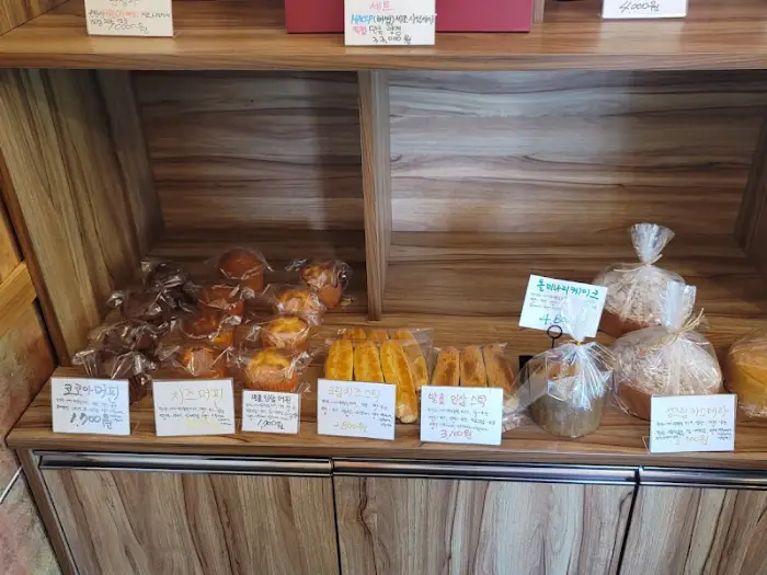 다양한 빵 진열 모습