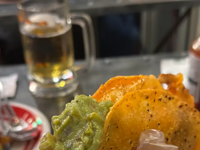 매장 내부와 멕시코 관련 소품들