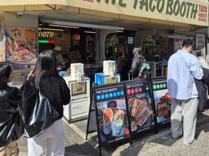 더 타코 부스의 힙한 분위기를 담은 전경