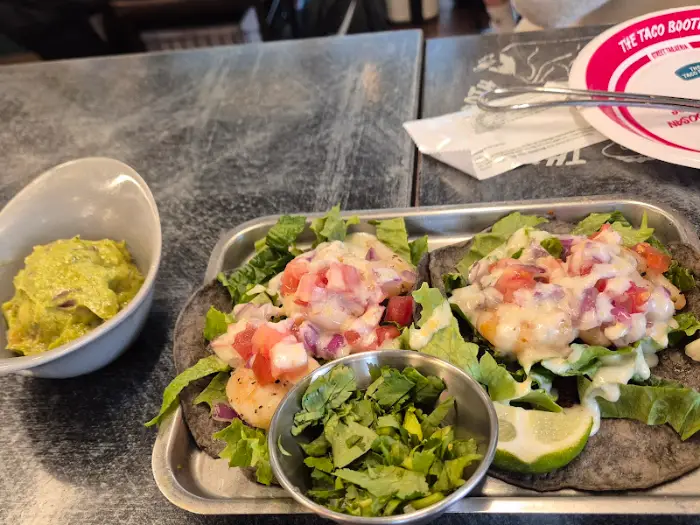 푸짐한 타코와 곁들임 메뉴