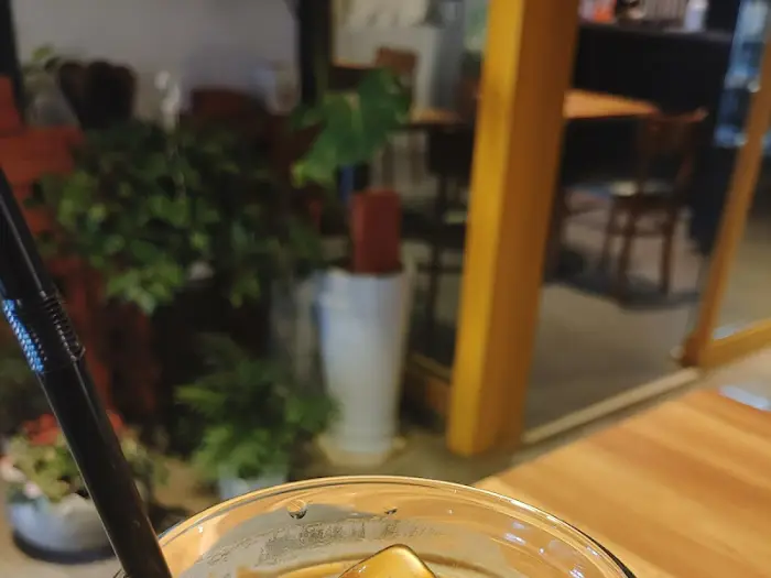 카페 내부 테이블과 창밖 풍경