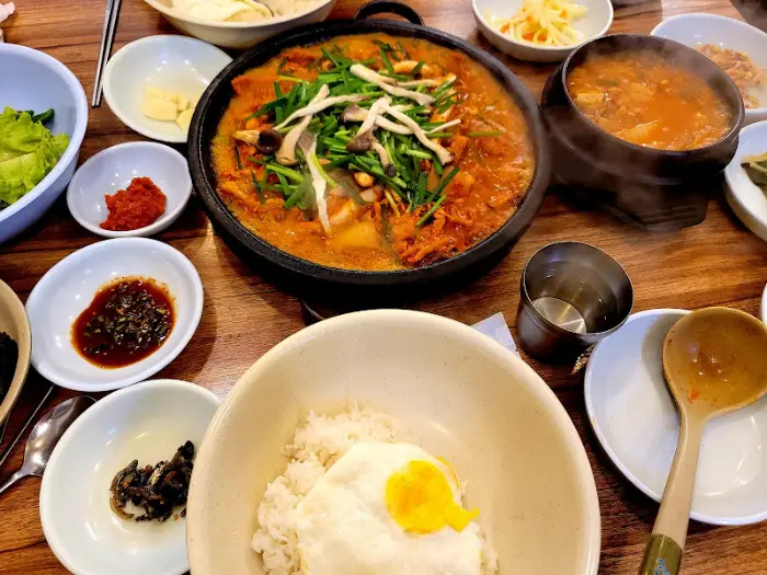 보글보글 끓고 있는 메인 요리