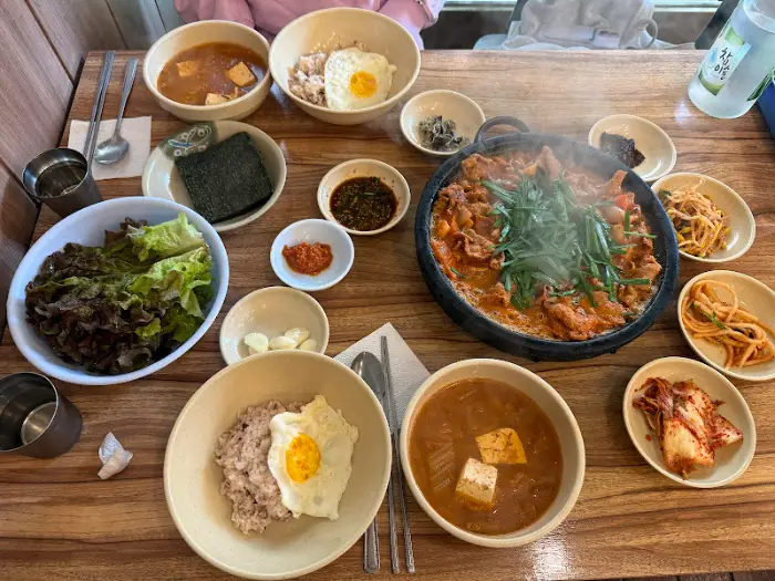 푸짐하게 차려진 식탁 - 다른 각도