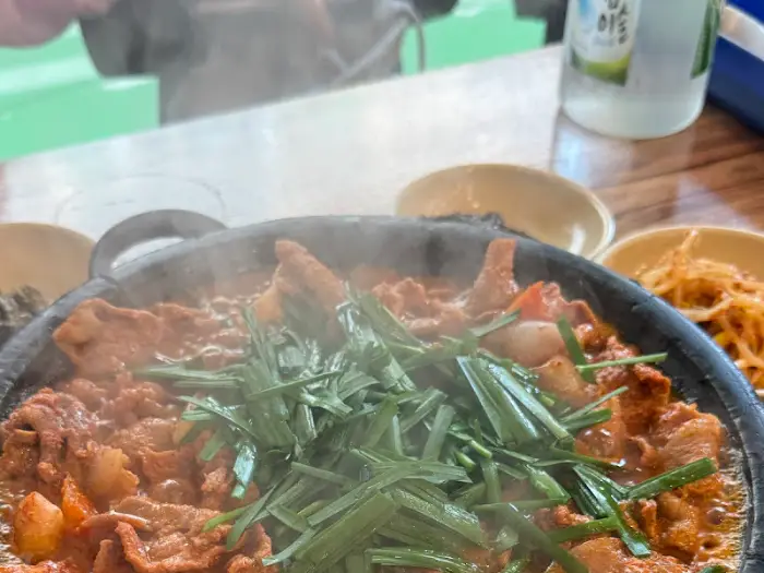 김이 모락모락 나는 메인 요리 클로즈업