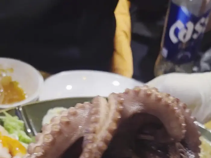 마늘 소스가 듬뿍 올라간 족발