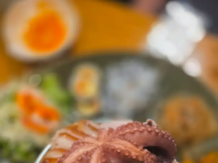 족발과 함께 제공되는 김치 칼국수