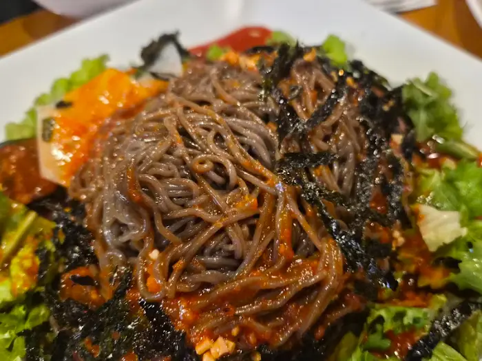 푸짐하게 차려진 문어 족발 세트