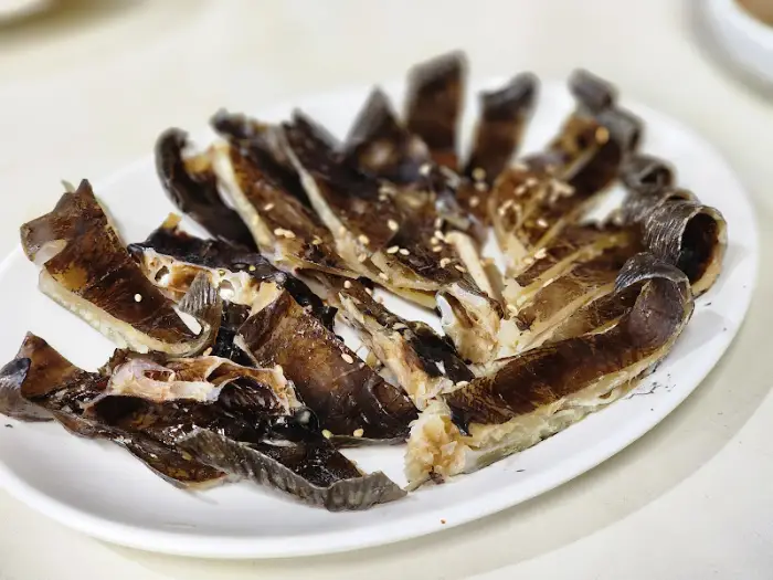 푸짐하게 차려진 테이블