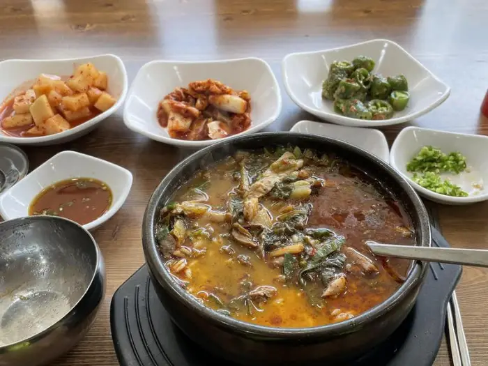 내장탕과 여러 반찬