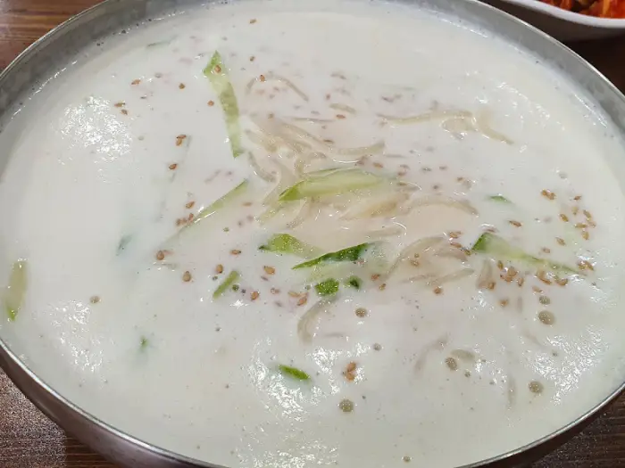 하얀 국물의 음식