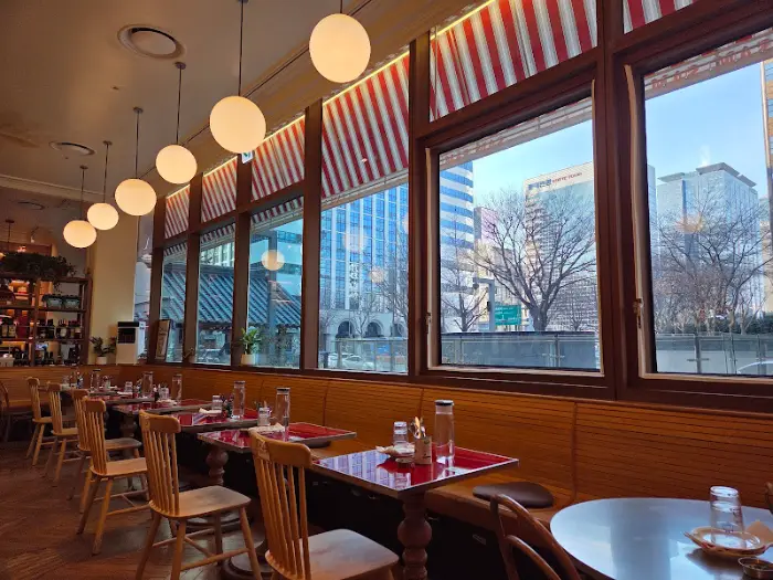 창가 자리와 내부 인테리어