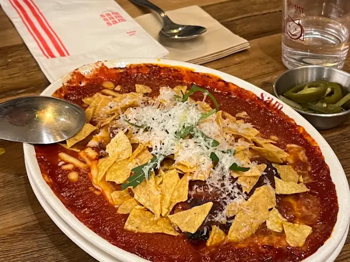 크리스마스 장식이 된 매장 내부