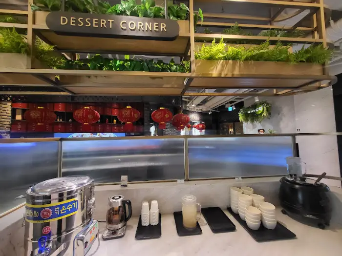 디저트 코너와 식사 공간 전경