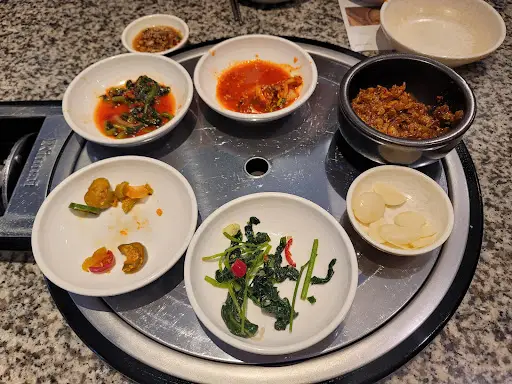 다양한 쌈 채소와 반찬 구성