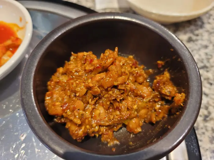 쌈장으로 보이는 소스