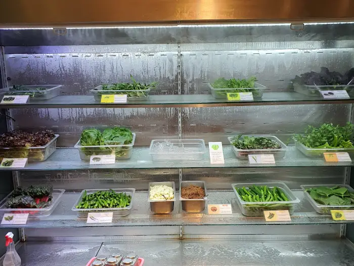 다양한 쌈 채소와 곁들임 메뉴